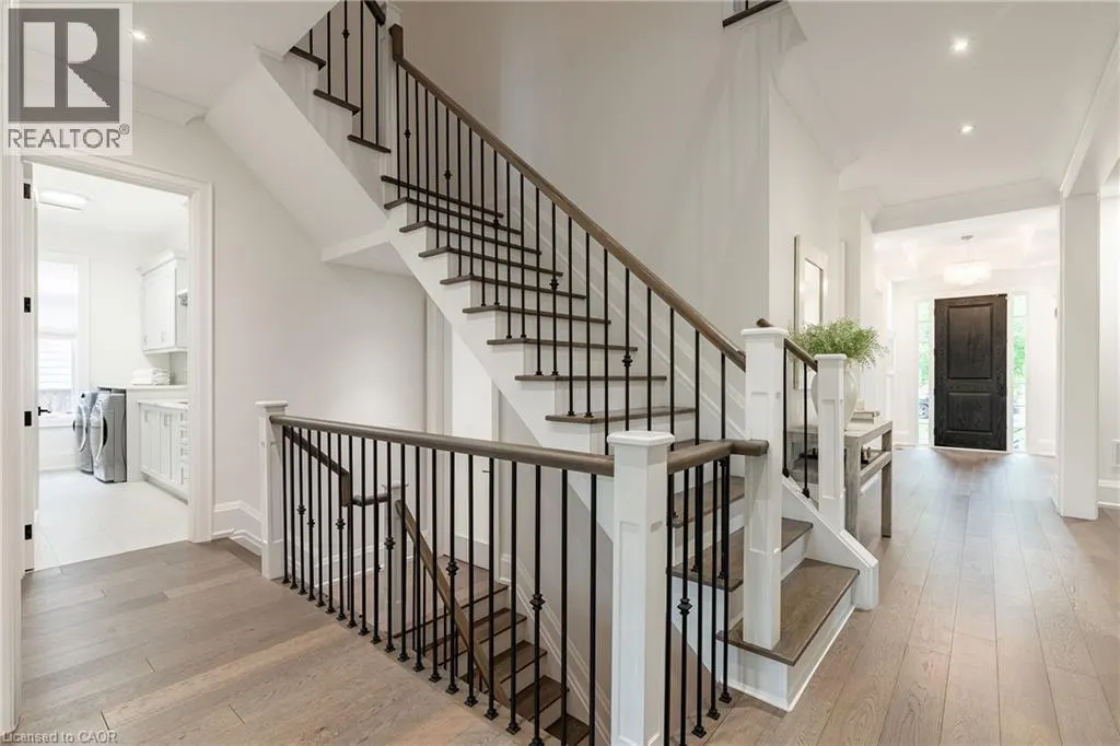2458 MEADOWOOD Crescent