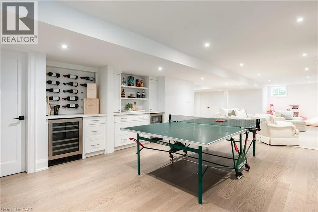 2458 MEADOWOOD Crescent