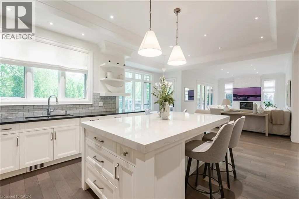 2458 MEADOWOOD Crescent