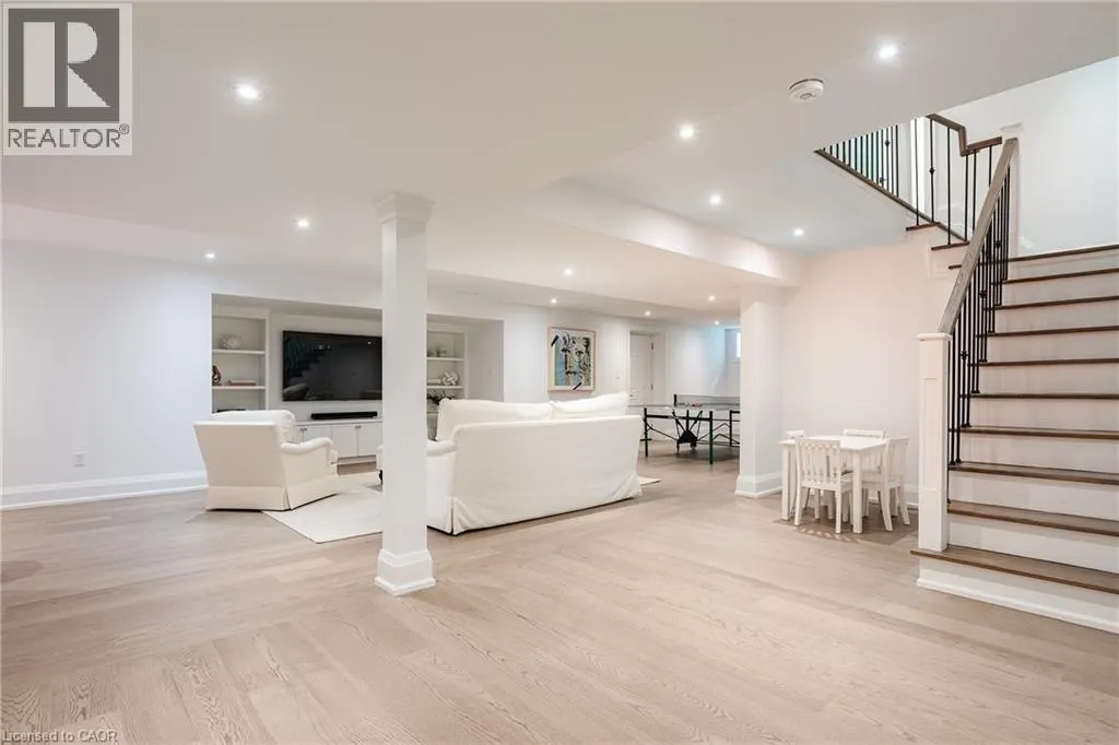 2458 MEADOWOOD Crescent