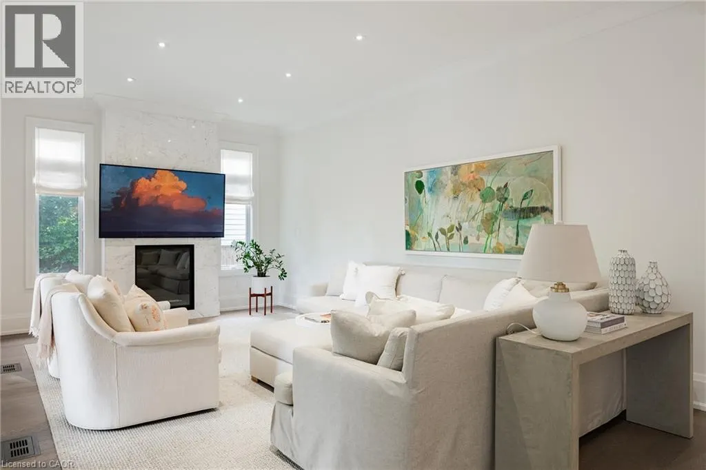 2458 MEADOWOOD Crescent