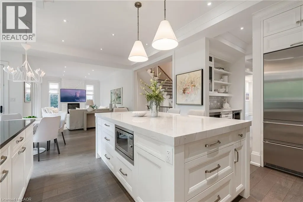 2458 MEADOWOOD Crescent