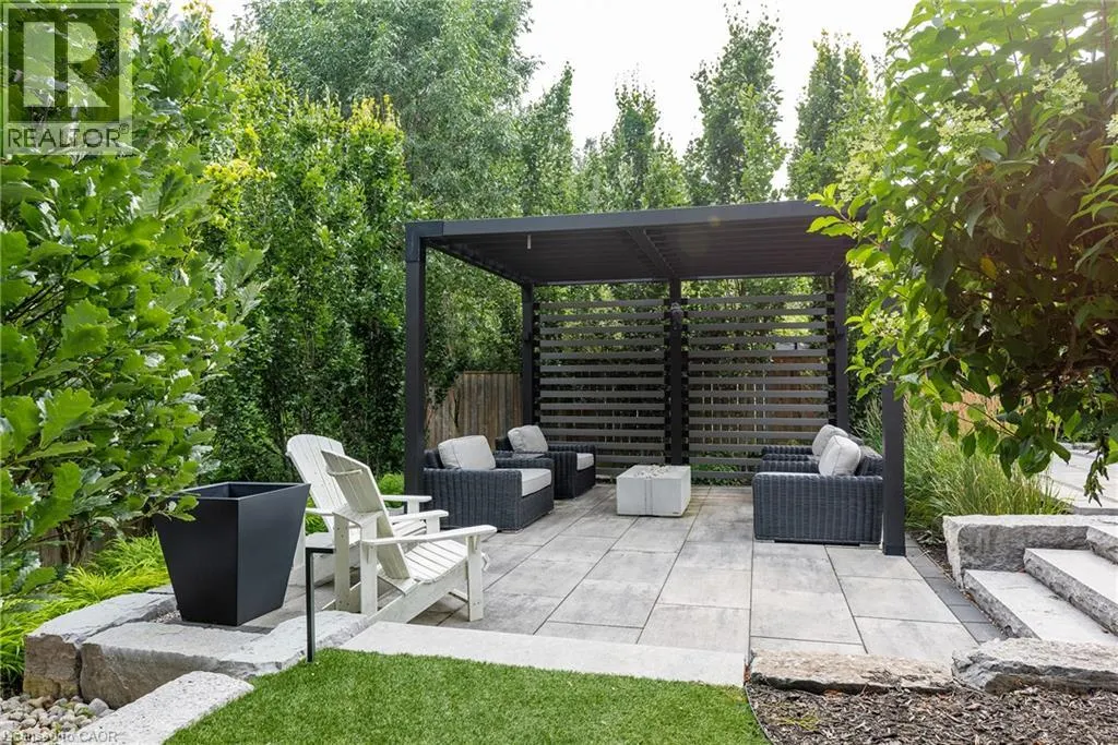 2458 MEADOWOOD Crescent