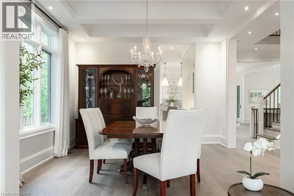 2458 MEADOWOOD Crescent