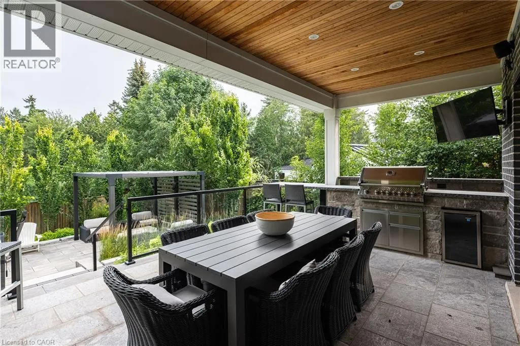 2458 MEADOWOOD Crescent
