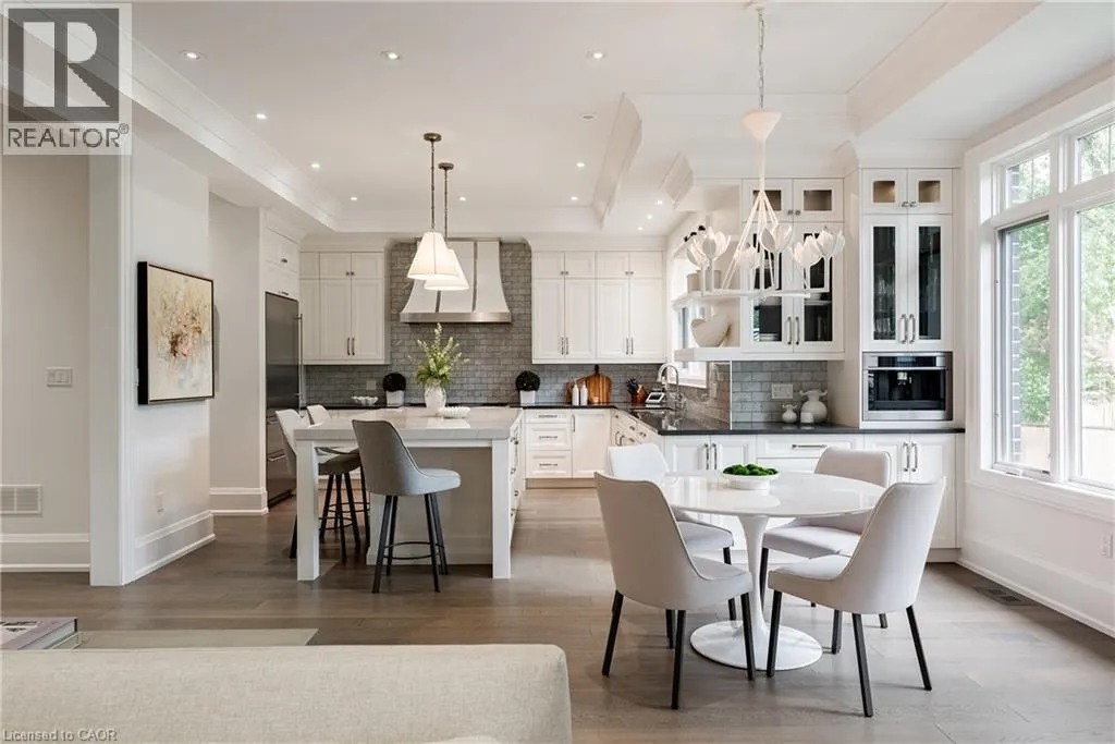 2458 MEADOWOOD Crescent