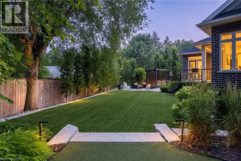 2458 MEADOWOOD Crescent