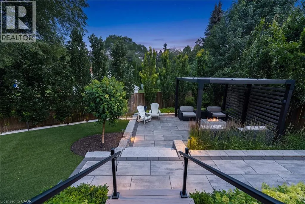 2458 MEADOWOOD Crescent