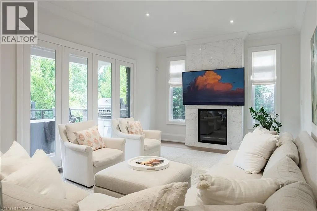 2458 MEADOWOOD Crescent