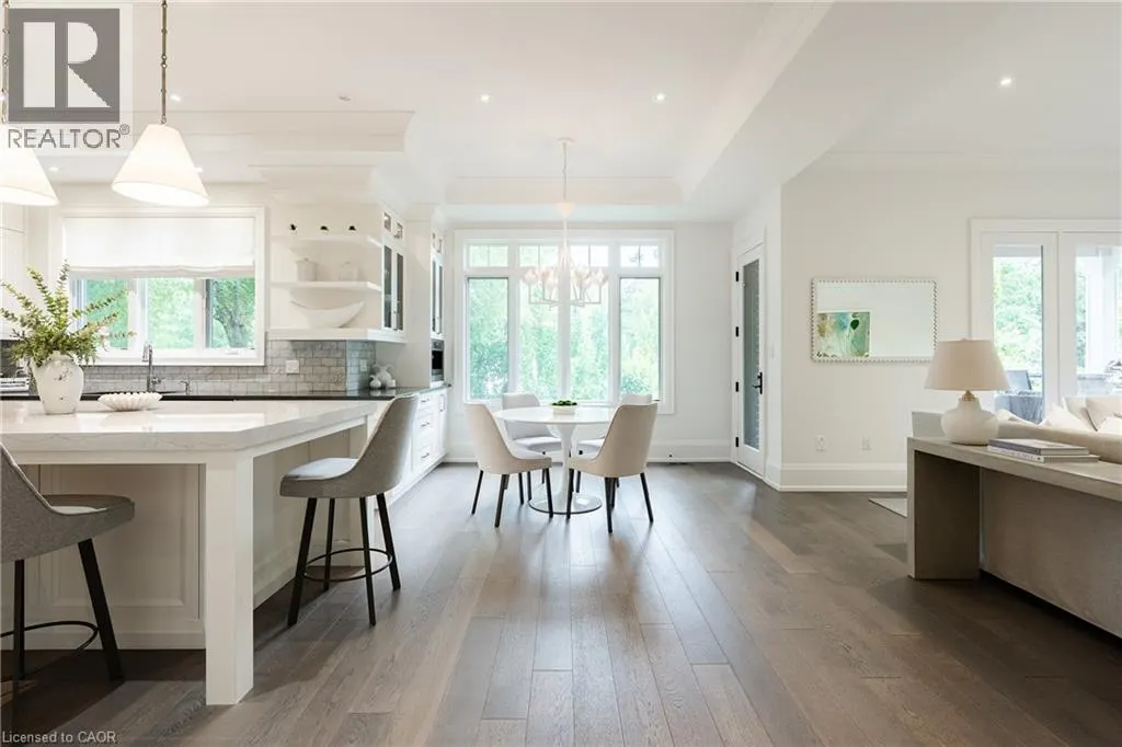 2458 MEADOWOOD Crescent