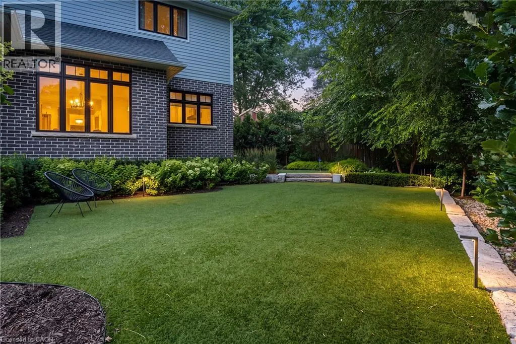 2458 MEADOWOOD Crescent