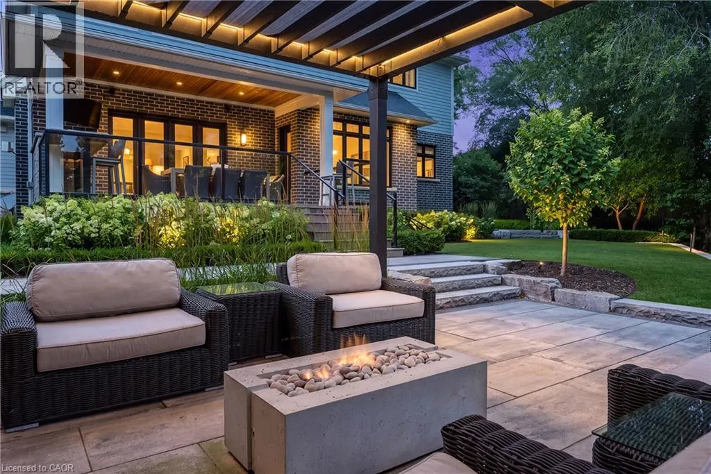 2458 MEADOWOOD Crescent