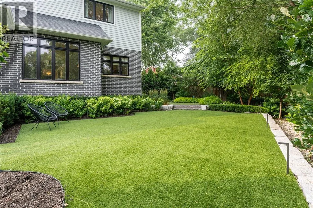 2458 MEADOWOOD Crescent