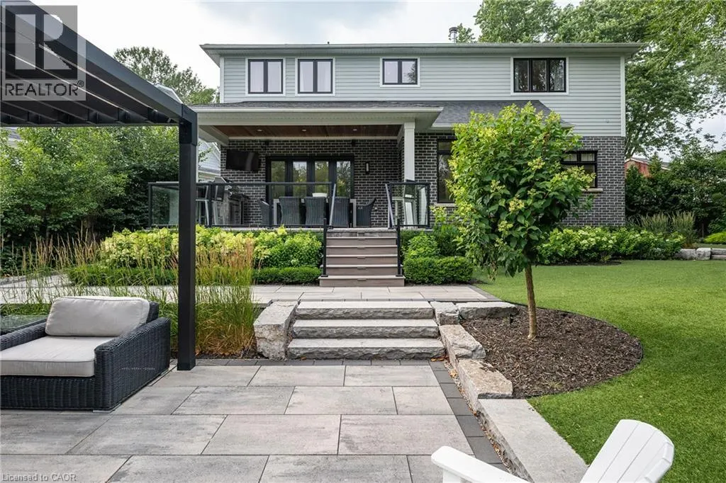 2458 MEADOWOOD Crescent
