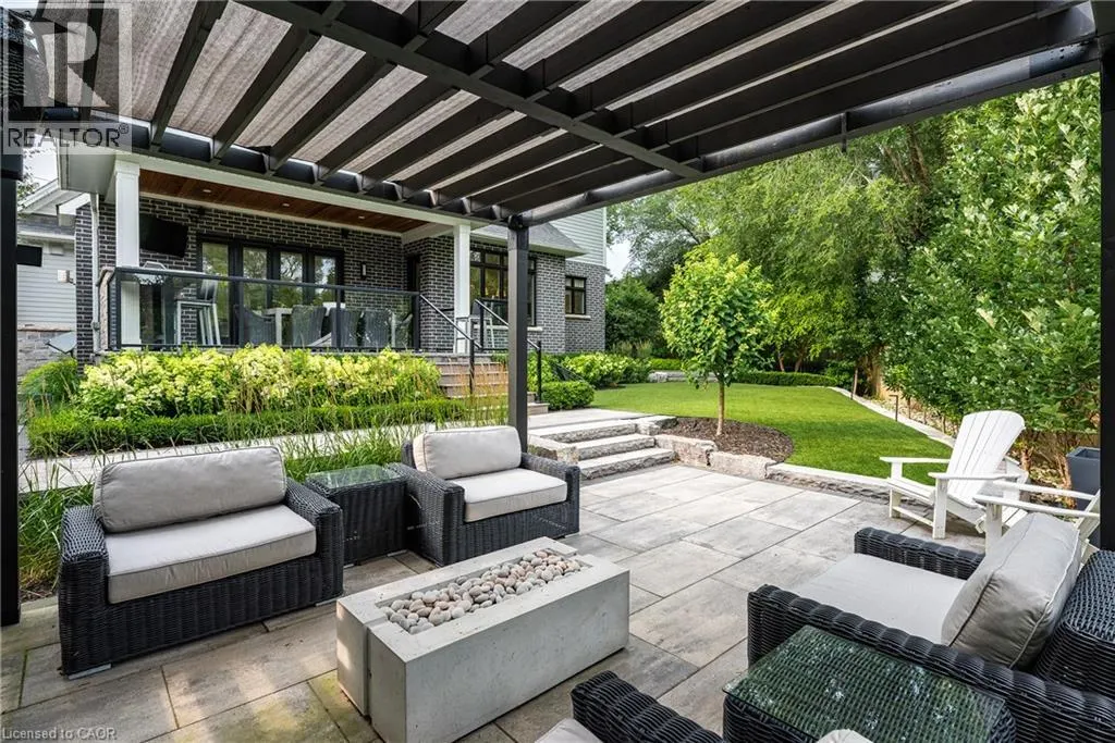 2458 MEADOWOOD Crescent