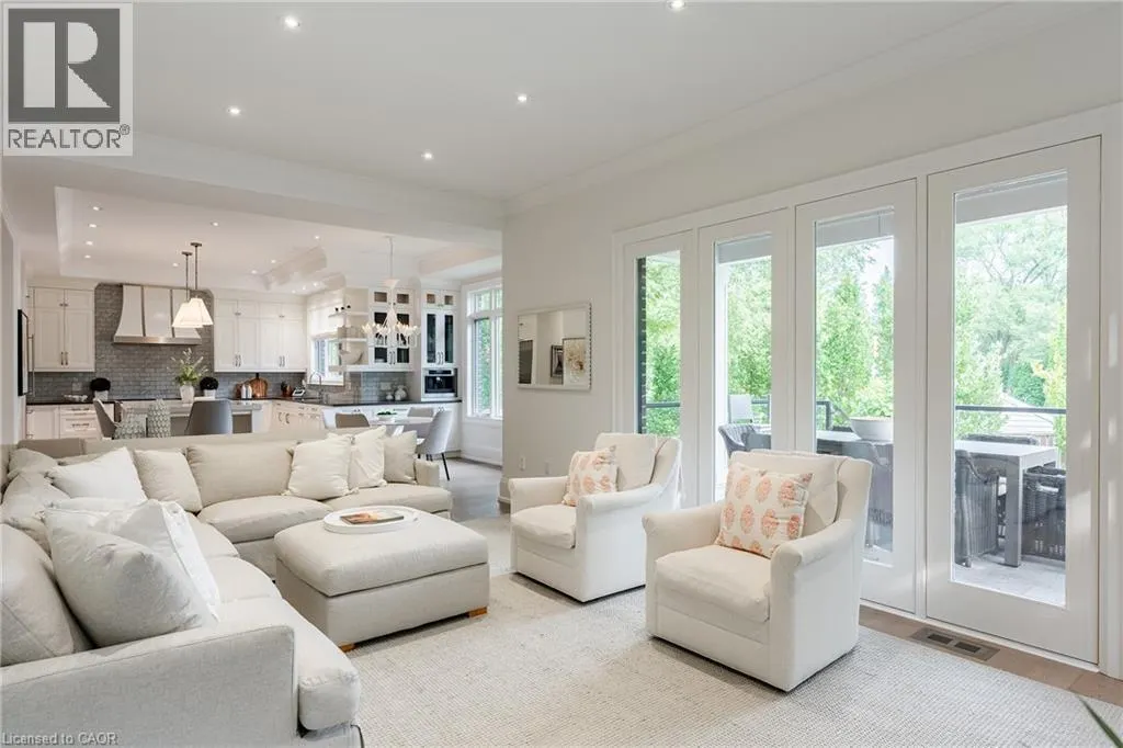 2458 MEADOWOOD Crescent