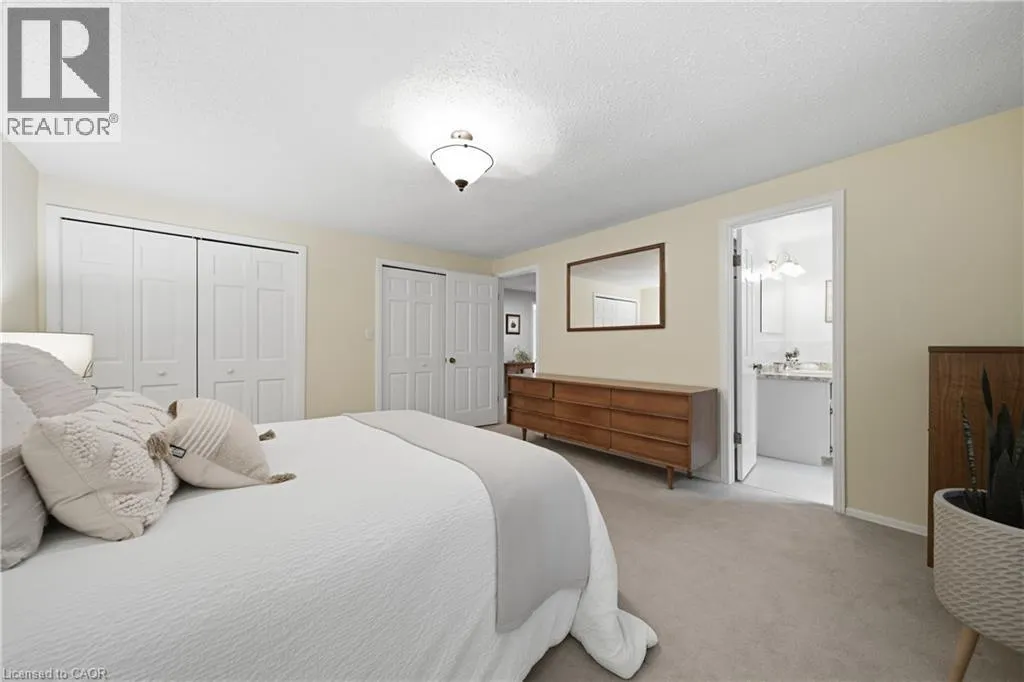 32 WAVERLEY Drive