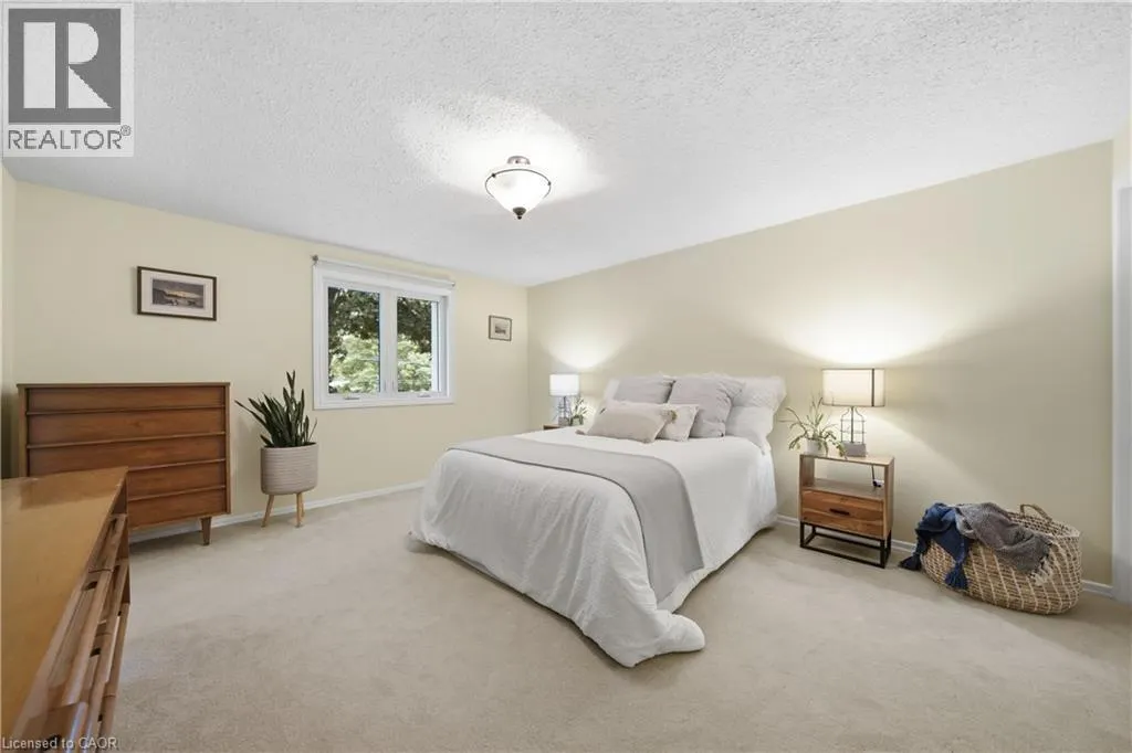 32 WAVERLEY Drive