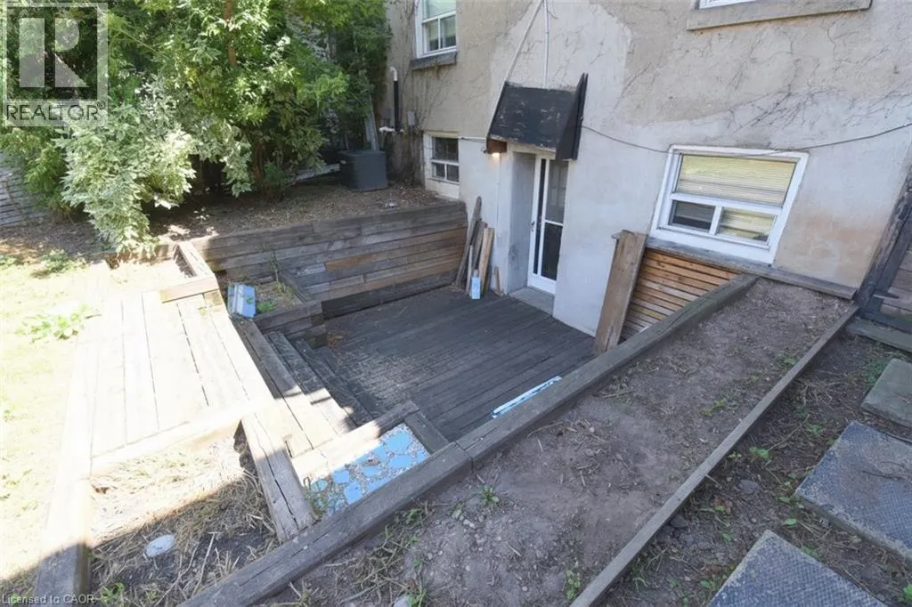 355 MACNAB Street N