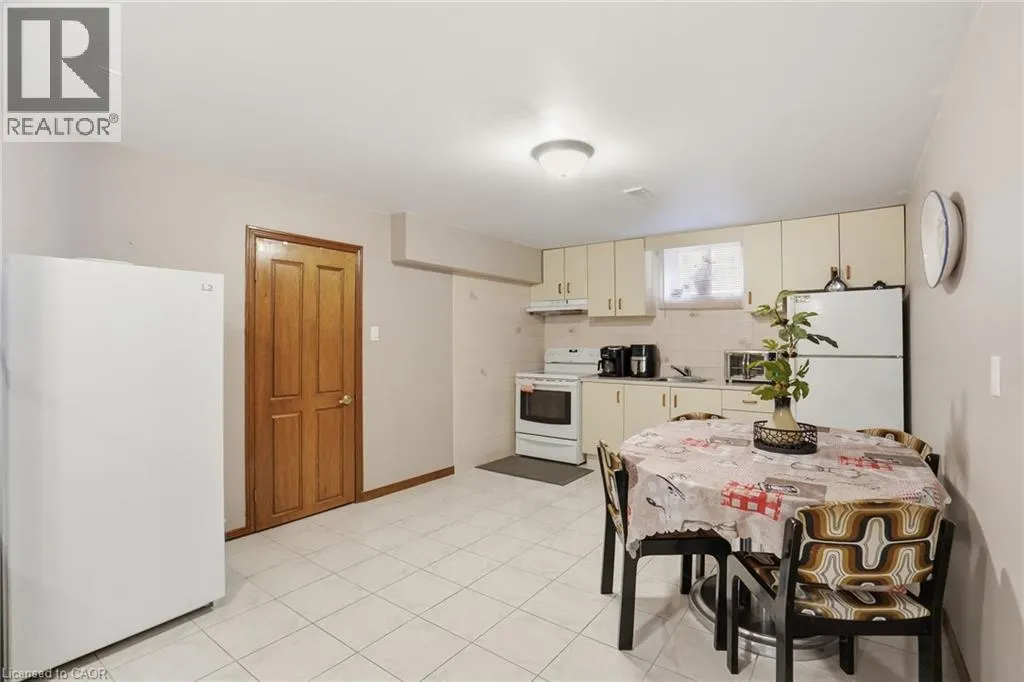 32 HIGHBURY Drive