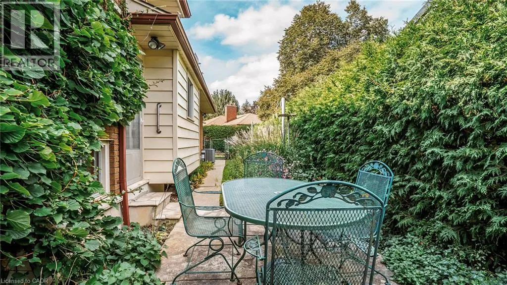 457 THREE VALLEYS Crescent