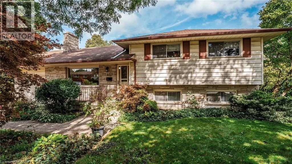457 THREE VALLEYS Crescent