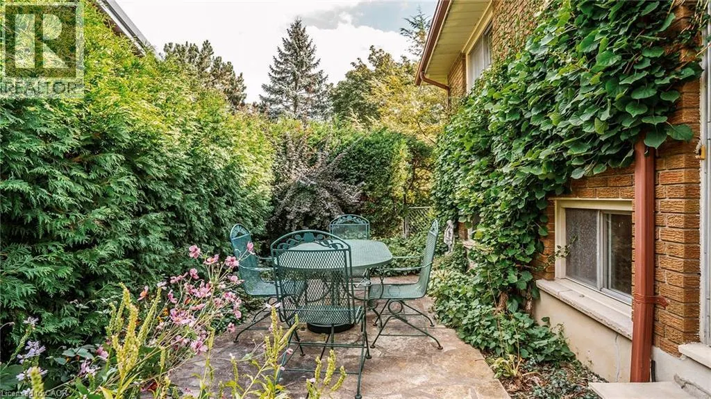 457 THREE VALLEYS Crescent