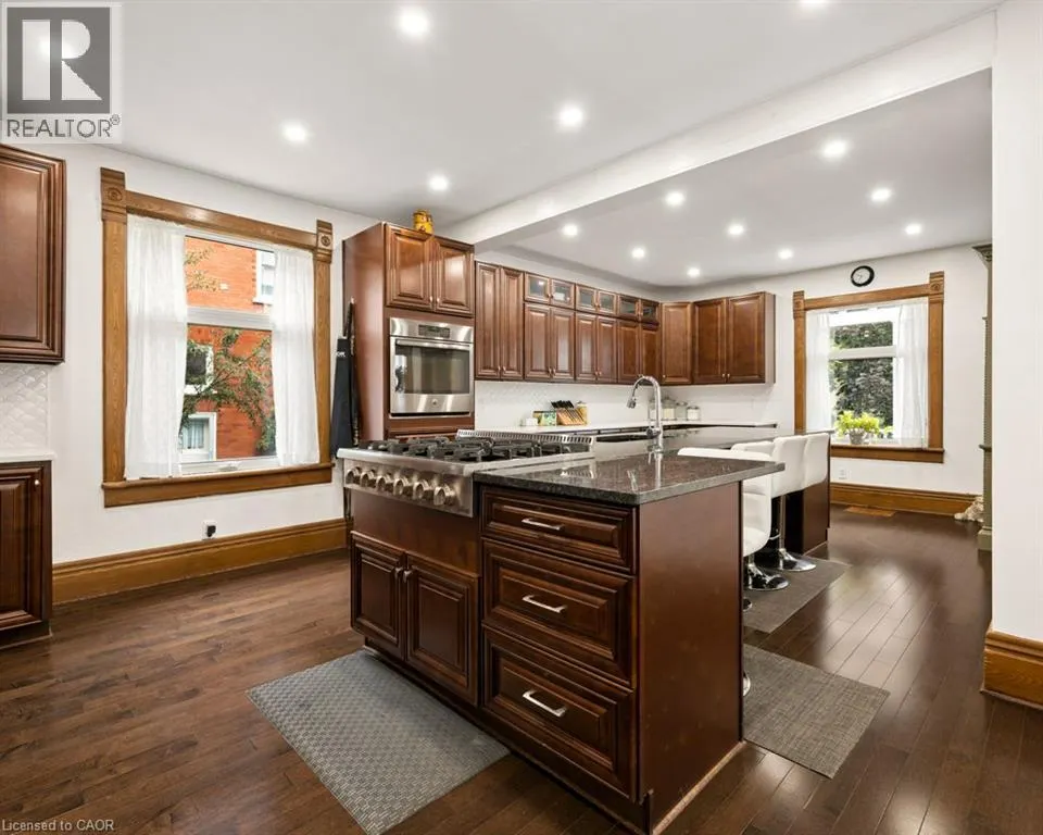 9 PARK Avenue W