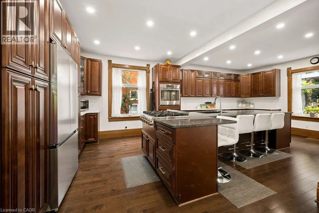 9 PARK Avenue W