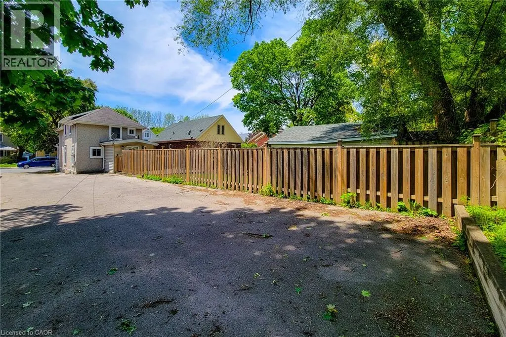 319 KING Street W