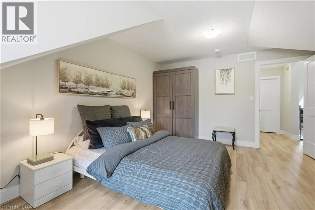 744 NELSON Street W Unit# 4 #4