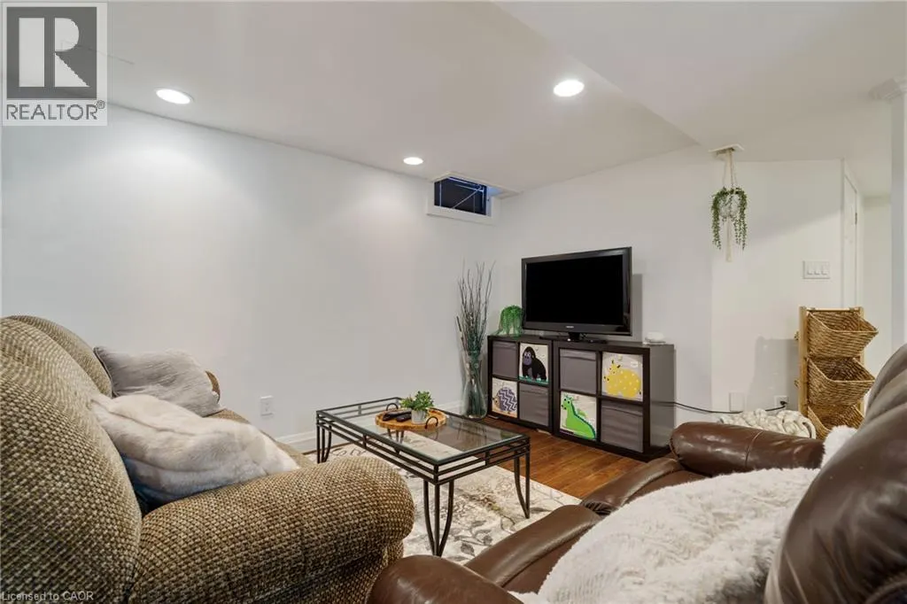 213 FELLOWES Crescent