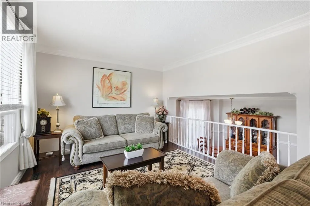 30 TWINOAKS Crescent