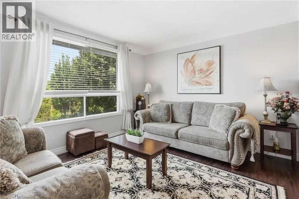 30 TWINOAKS Crescent