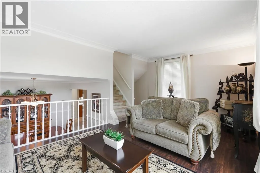 30 TWINOAKS Crescent