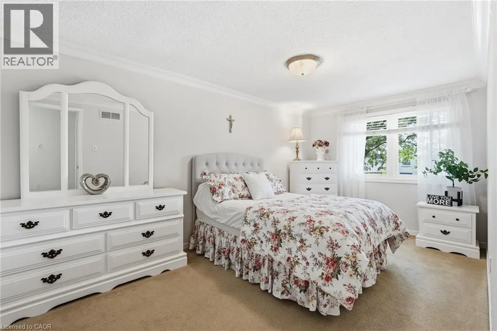 30 TWINOAKS Crescent