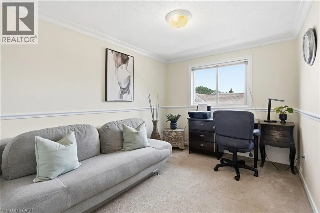 30 TWINOAKS Crescent