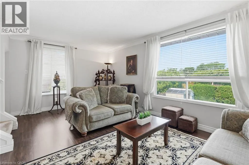 30 TWINOAKS Crescent