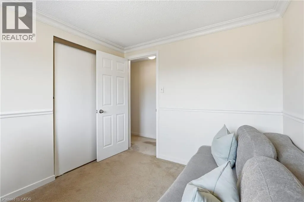 30 TWINOAKS Crescent