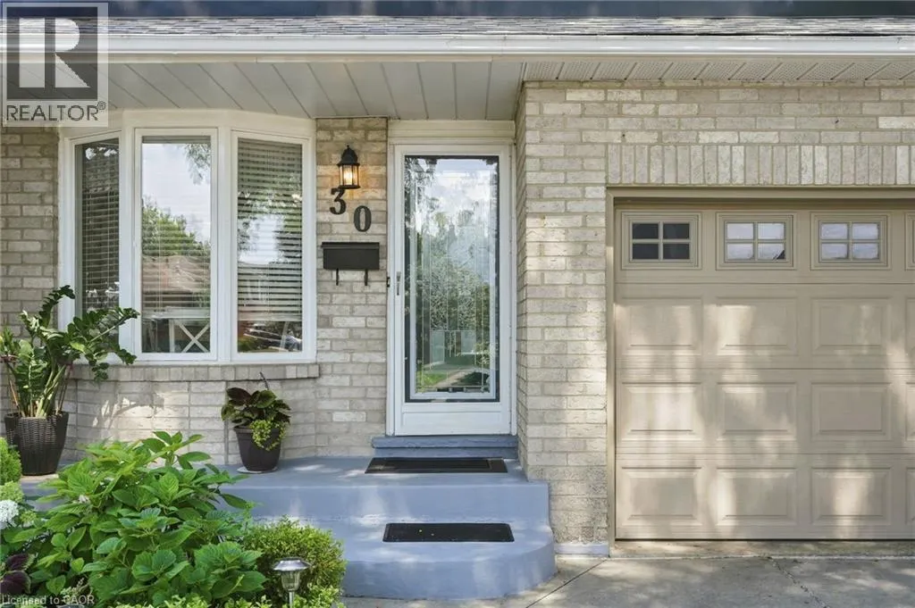30 TWINOAKS Crescent