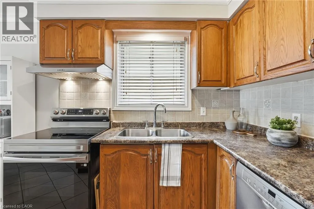 30 TWINOAKS Crescent