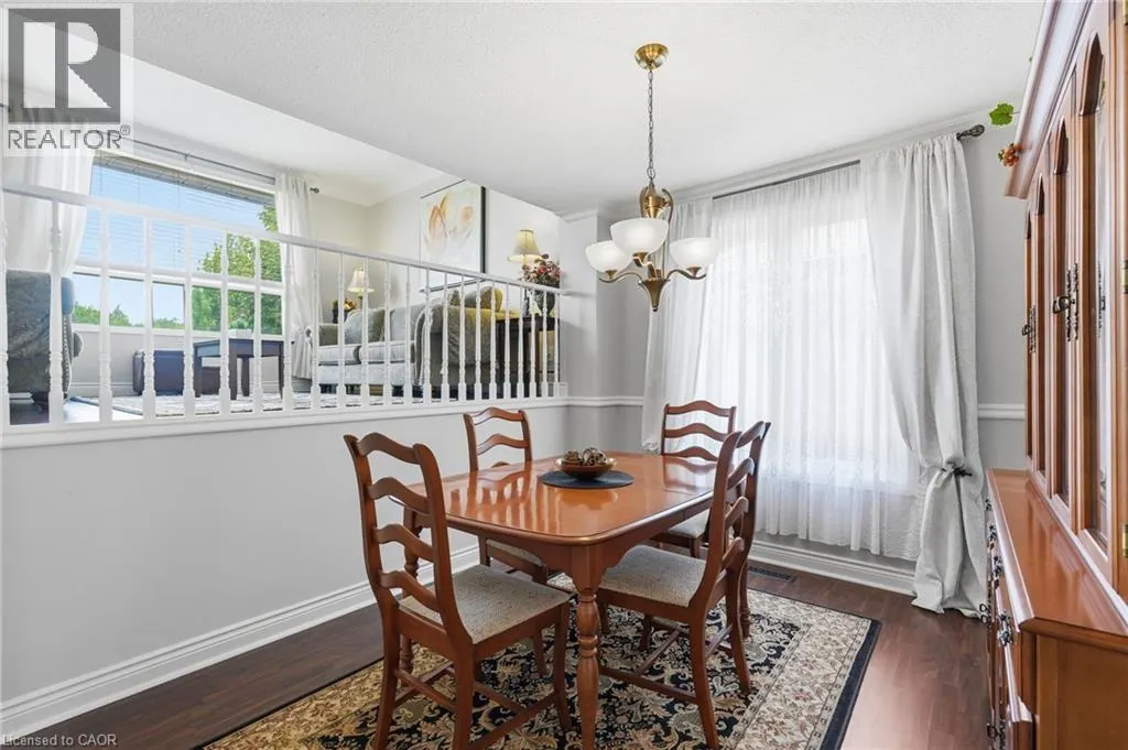 30 TWINOAKS Crescent