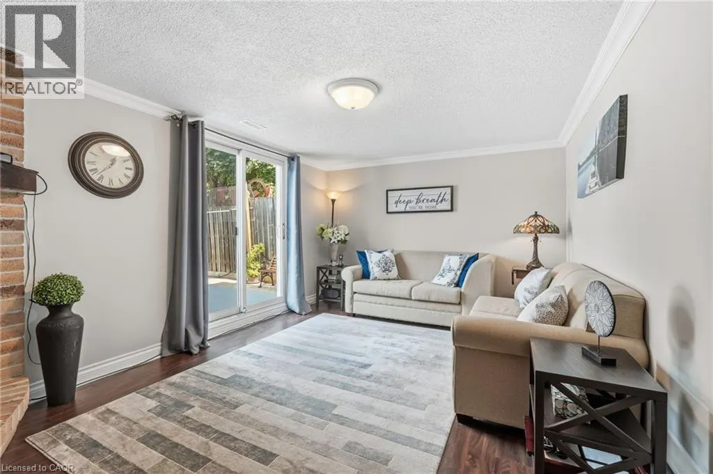 30 TWINOAKS Crescent