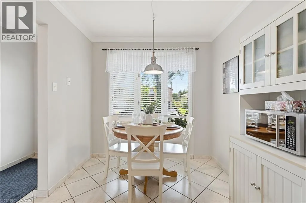 30 TWINOAKS Crescent