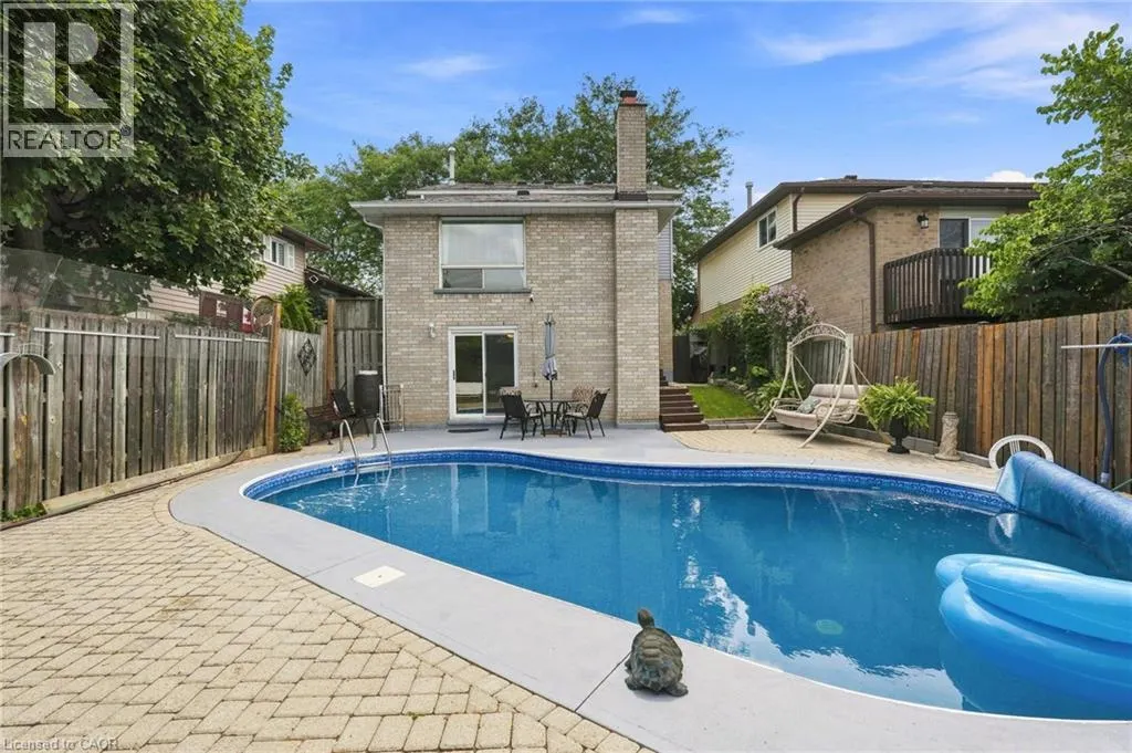 30 TWINOAKS Crescent