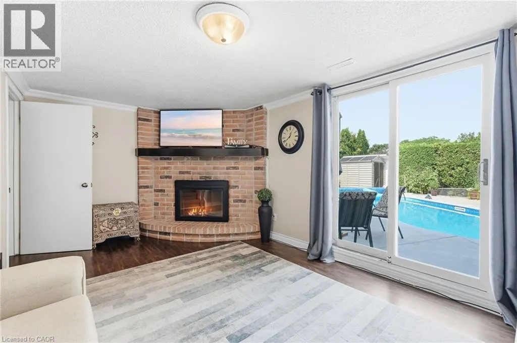30 TWINOAKS Crescent
