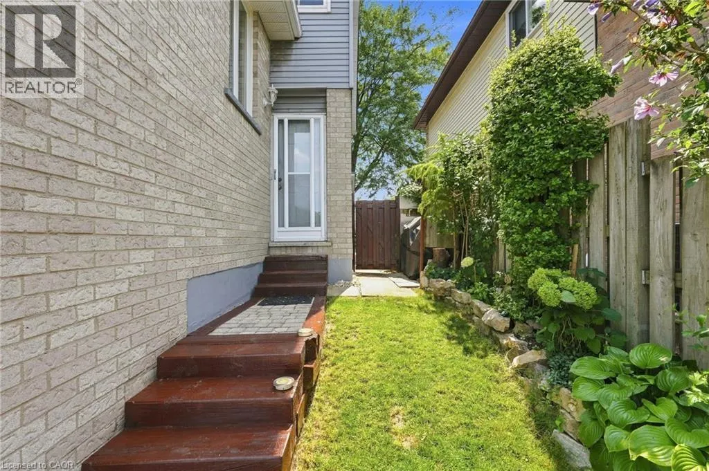 30 TWINOAKS Crescent