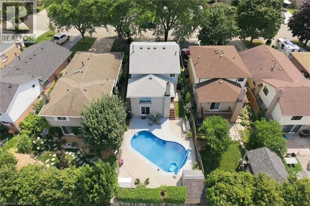 30 TWINOAKS Crescent