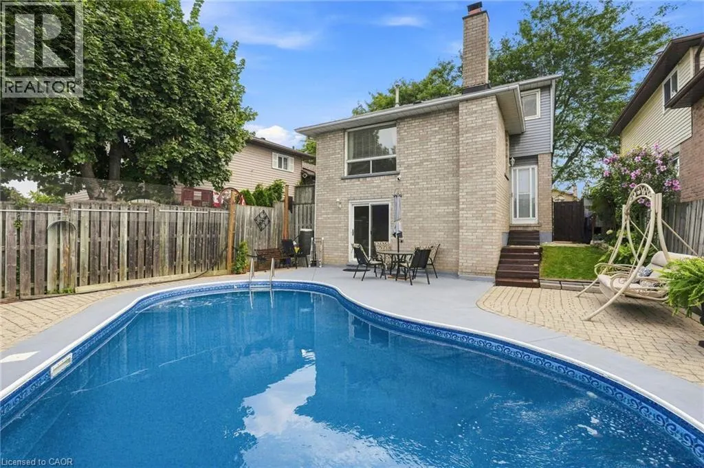 30 TWINOAKS Crescent