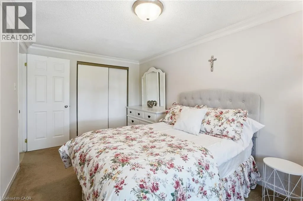 30 TWINOAKS Crescent